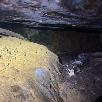 羽虫・コウモリ・ネズミも嫌だけど
🪨岩と🪨岩に挟まれて身動き取れなくなったら。。。1人だしなぁ。
ずっとここで暮らさなきゃいけなくなる。
駐車場誰もいなかったしとネガティヴに😫