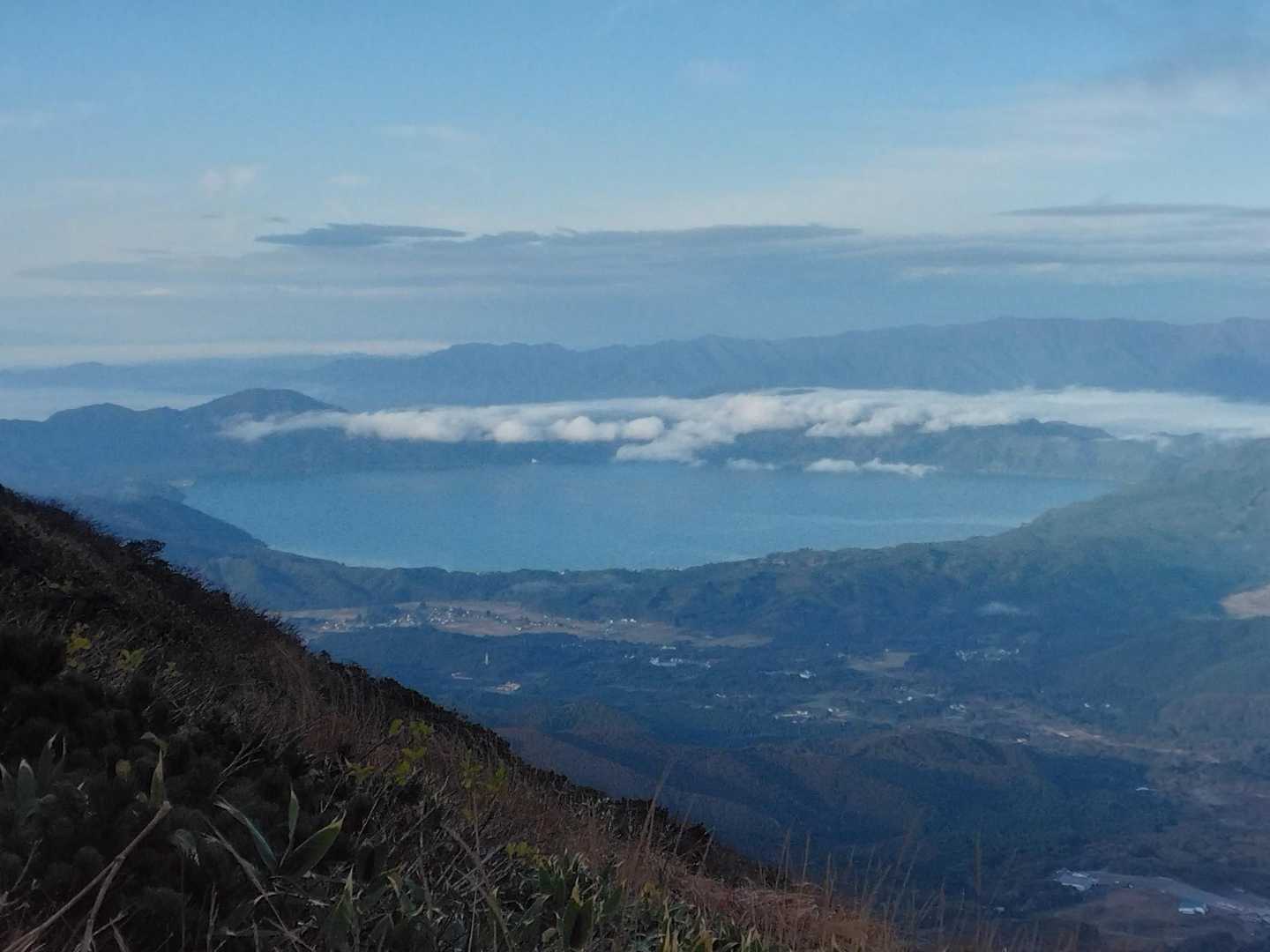 進んで行くと
田沢湖の全容が見えた😄
そしてもっとず～っと遠く、
鳥海山も目にとまる🦅🌊⛰️
去年行ったよね、いい山だった⛰️