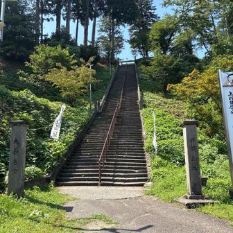 階段下から