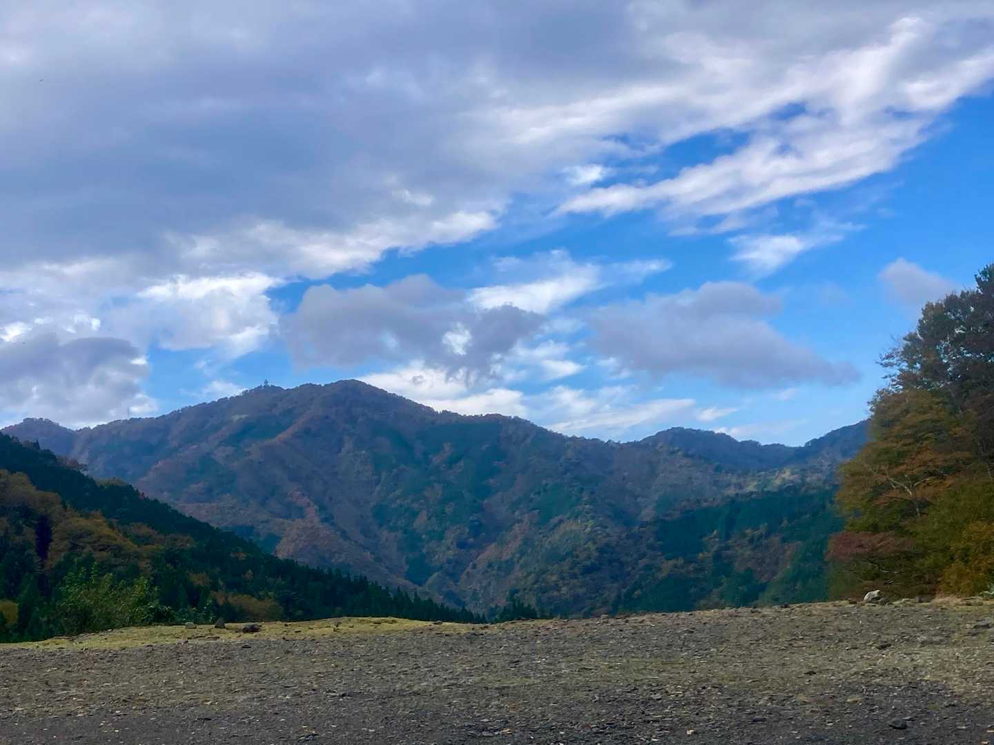 林道歩いてきました。ここに広い駐車場ありますので、周回しないなら、車大丈夫なら
こちらでもいいでしょう(⚠️とんがった石とかありましたよ)
前回来た時はガスで見えなかった高丸山が見えました‹‹\(´ω` )/››