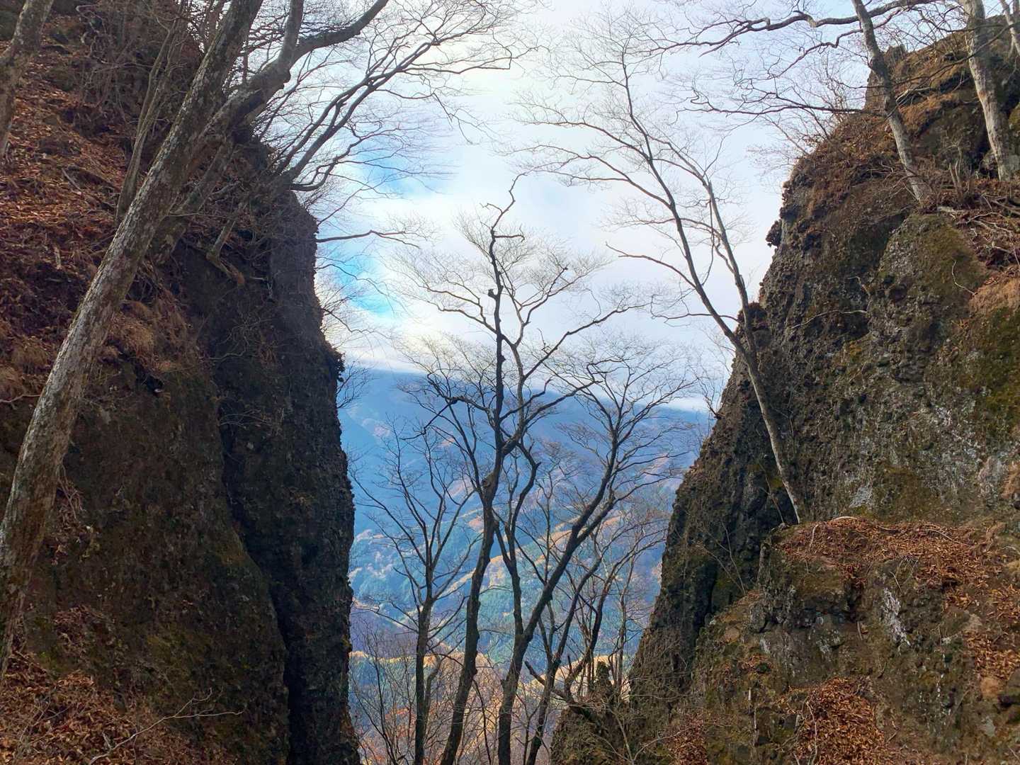 痩せ尾根を歩きながら景色を楽しみます😊