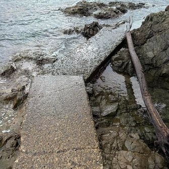 桟橋に向かう通路。
🌊が攻めてくると右側の岩に飛び乗ります。
