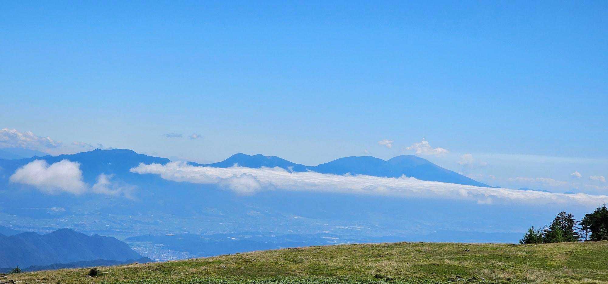 雲海の上に浅間山