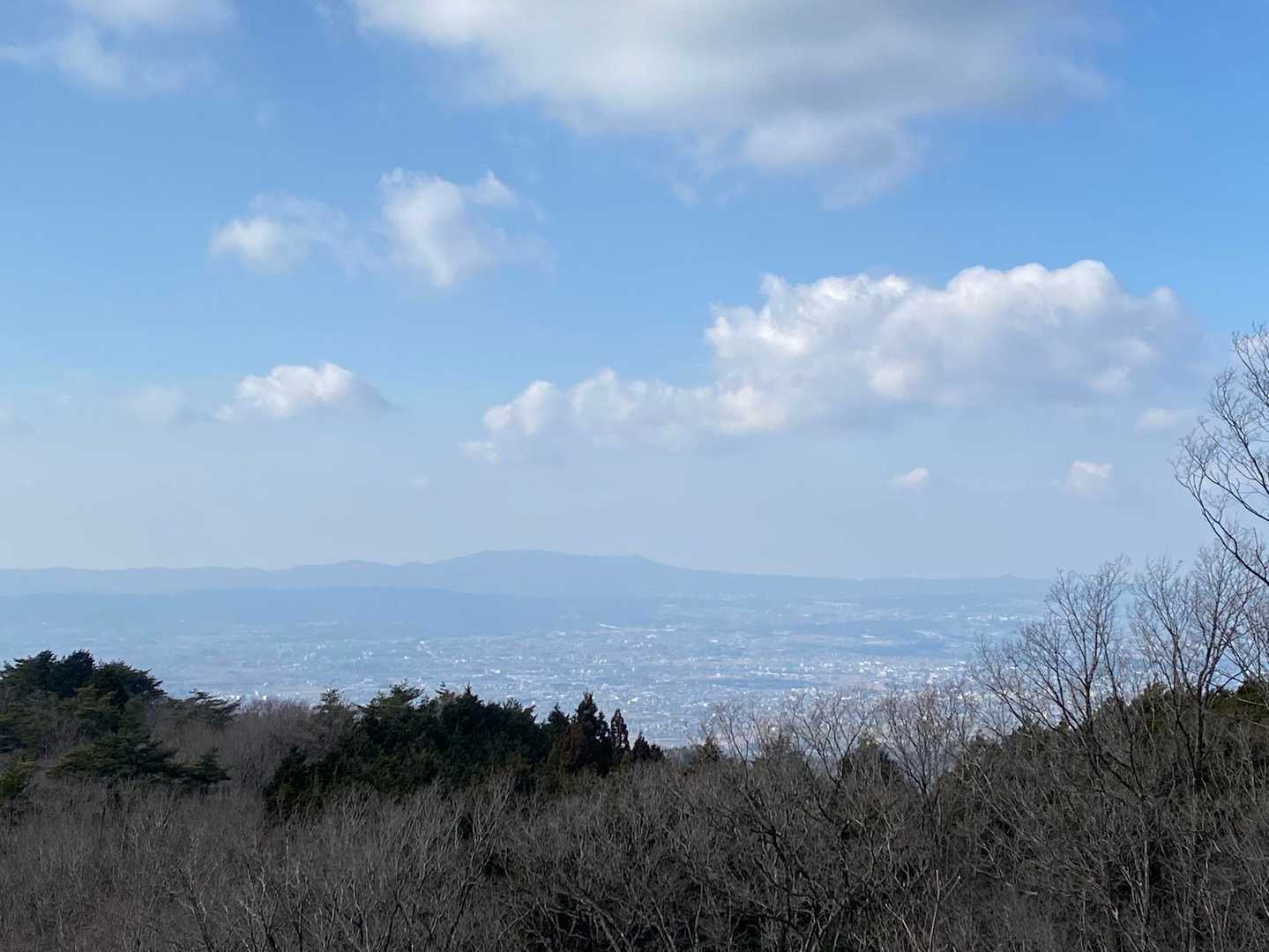 山頂からの展望
天理の市街地から生駒山まで霞んで見えます。