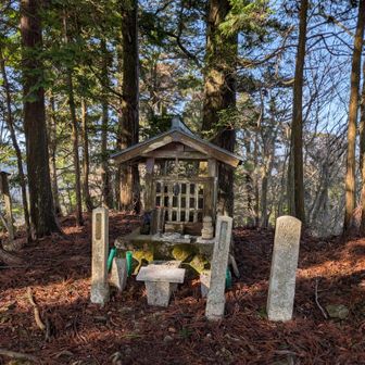 摩尼山 
それぞれの山頂に祠があります
