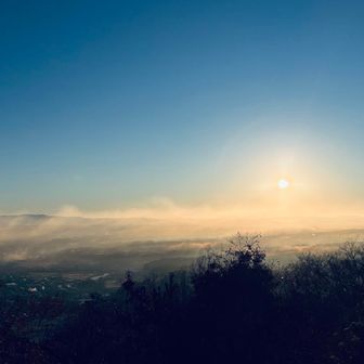 鳩吹山の山頂前にはたくさんの方が休憩されてて、お湯を持って来てコーヒーなど楽しんでおられました。

これは月ではなく太陽です。
クレーターまで写すの難しい😓