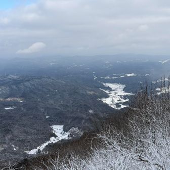 頂上から下阿井を望む