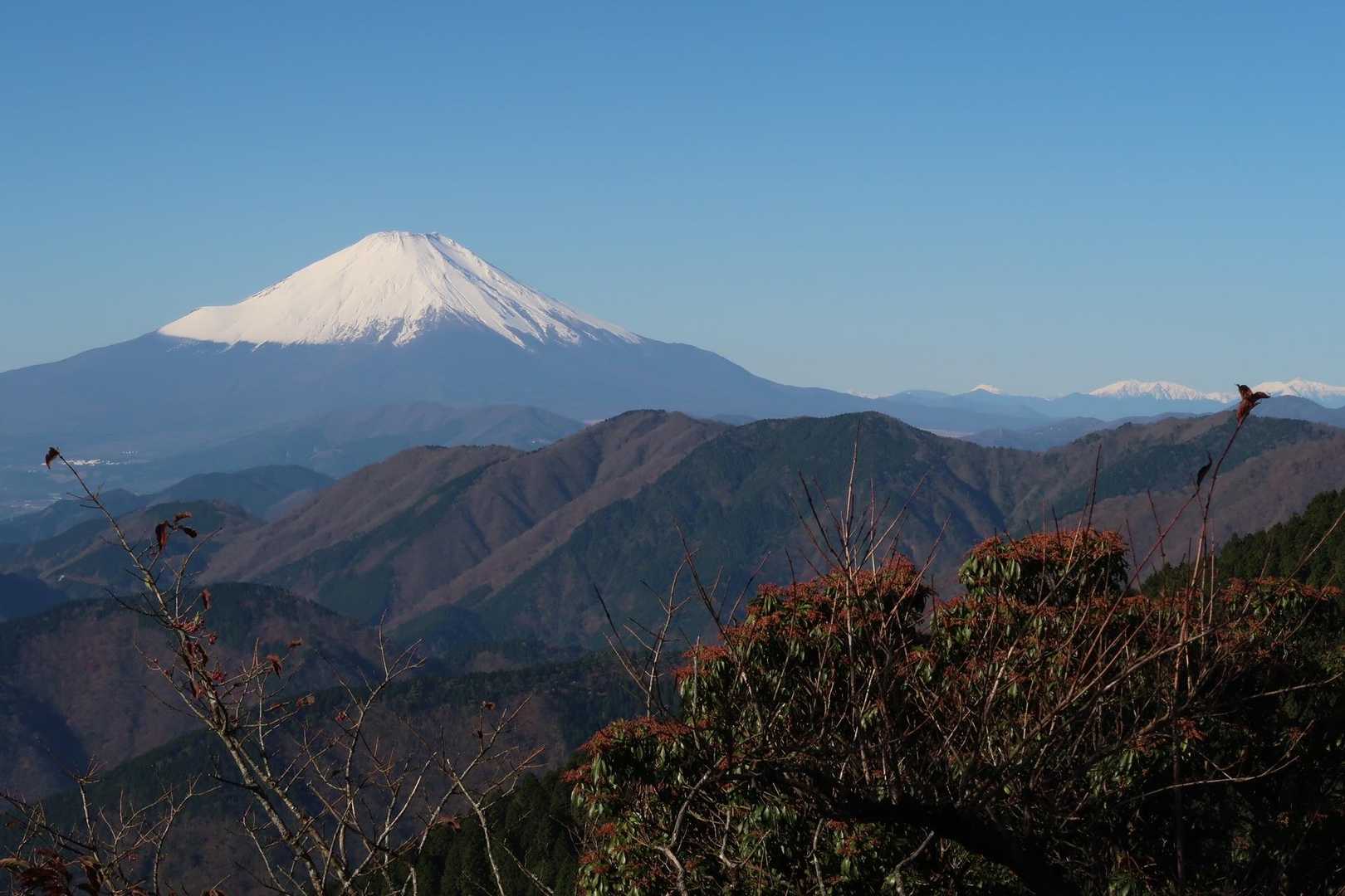 素晴らしい富士山✨そして右に南アルプス✨　手前の山々との重なりがまたいいですね。