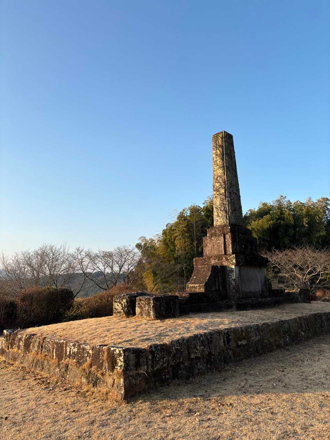 寒いけど、朝日が気持ちよく、良い天気です
さて、有栖川宮督戦阯（ありすがわのみやとくせんし）を通ってスタートです
激戦地を監督した場所なんでしょうねぇ