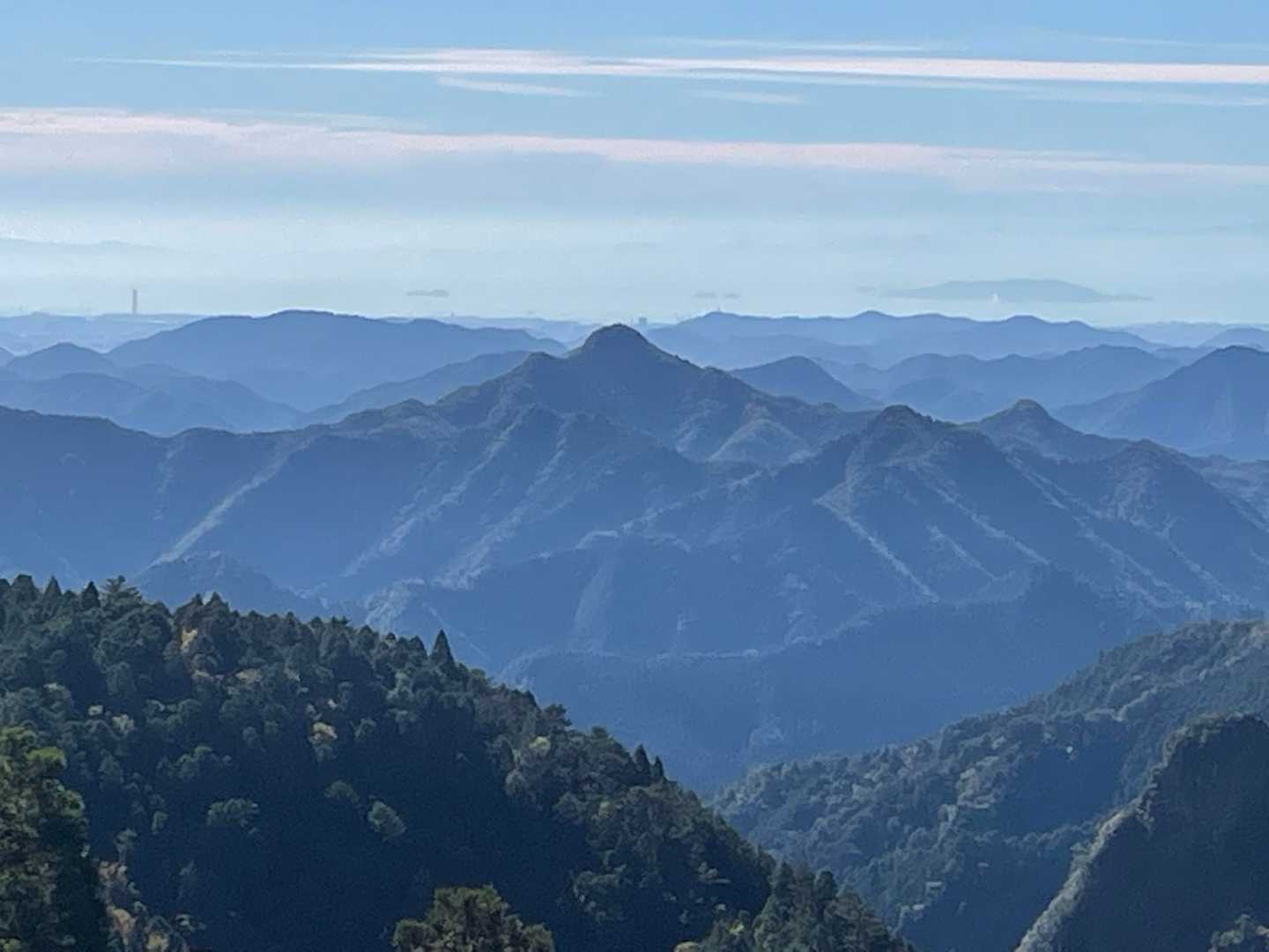 真ん中に明神山、その左奥に書写山…