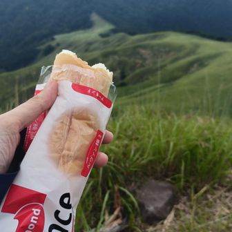 暑さで早々にスタミナ切れして、高丸山でカロリー補給！