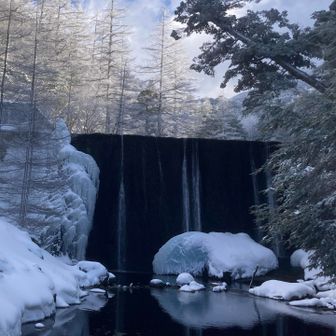渋の湯からスタート　青白い氷塊