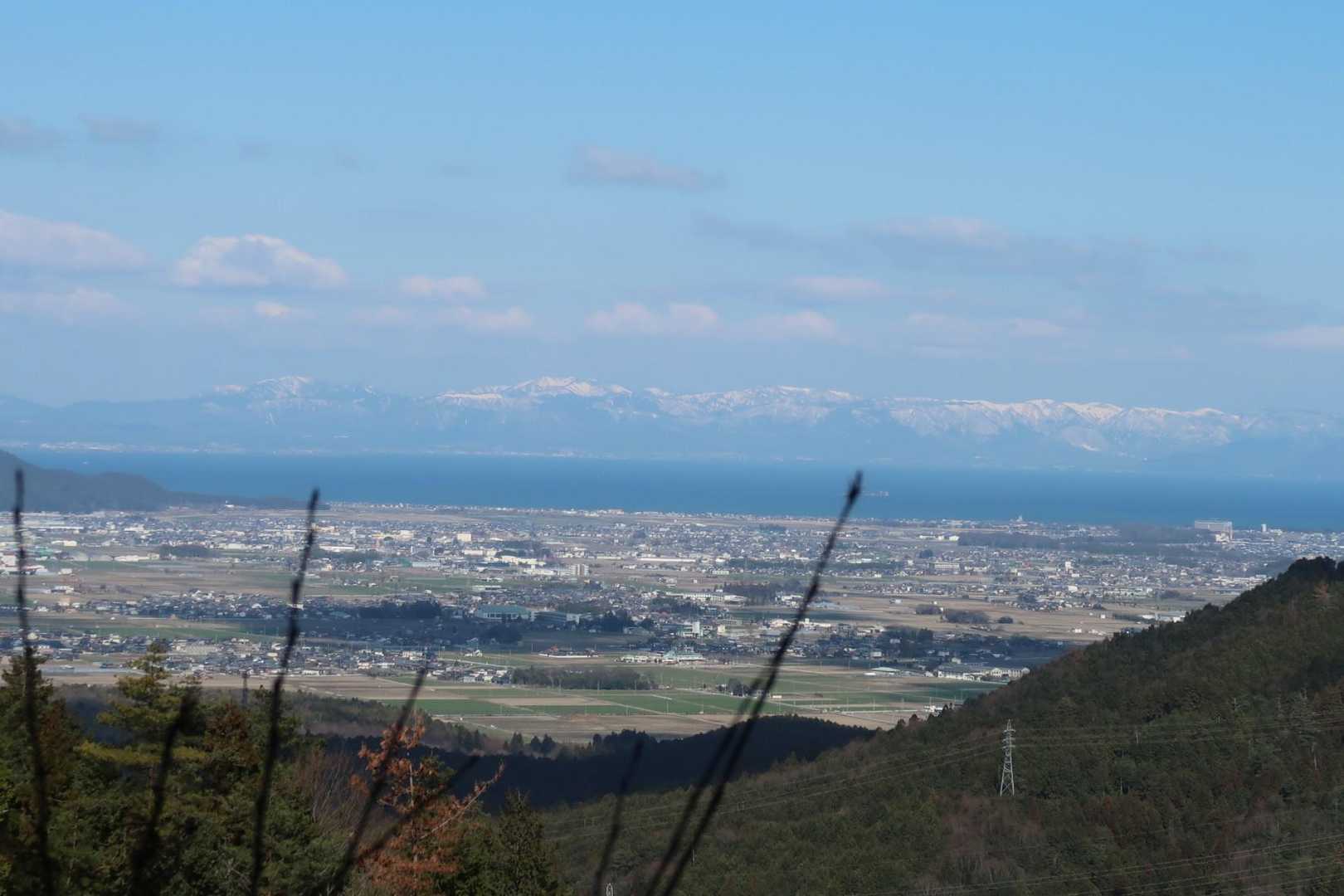 彦根市街と琵琶湖、比良山系