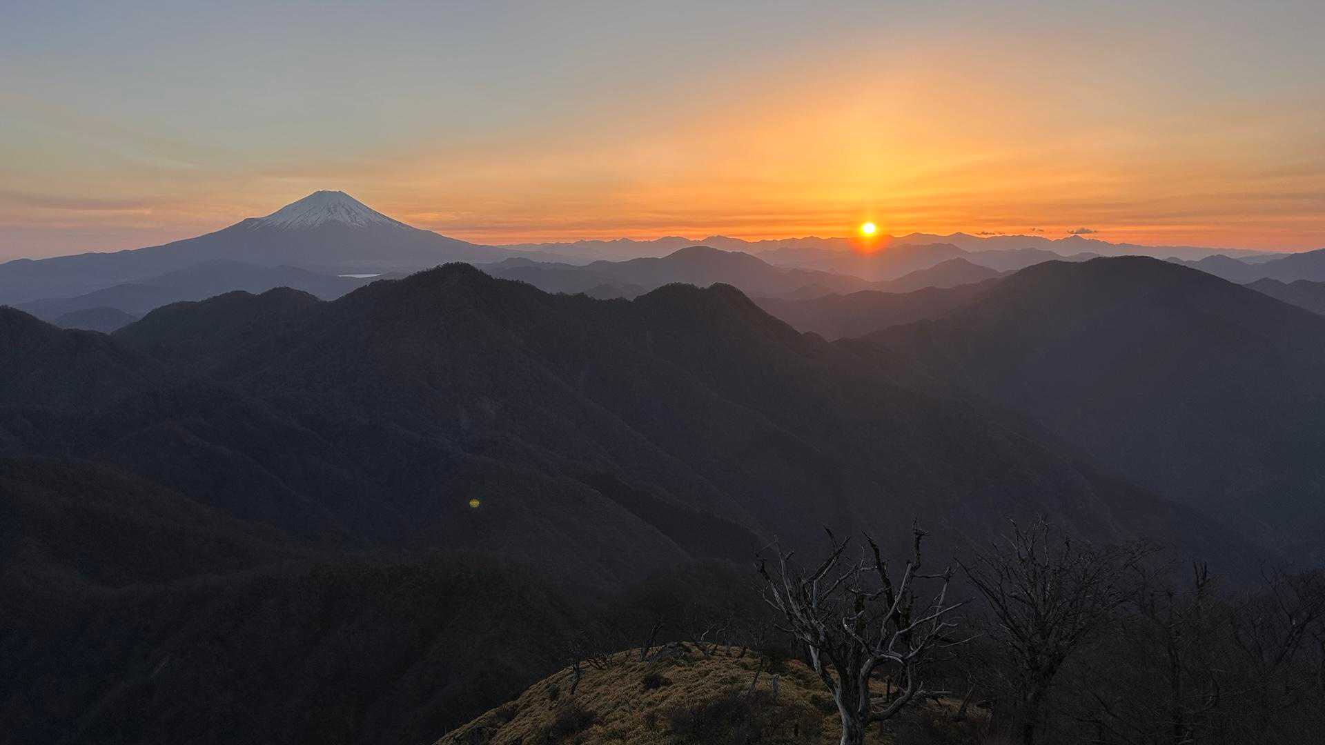 夕飯を中断して夕日を見に行く。
農鳥岳らへんに日が落ちる。