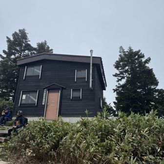 小屋には入らず。