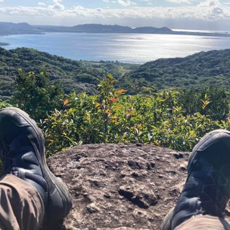 昼寝するならトロルの舌上よりもすぐ脇にあるこちらの岩場が良いですよ。舌上は人の出入りが激しいし、ここなら平らで広いし。