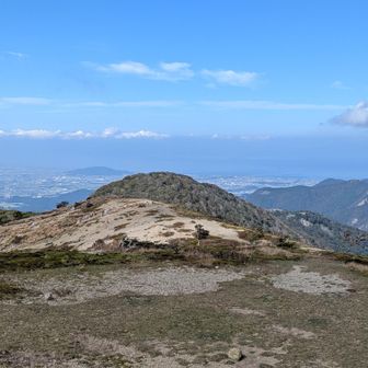 鈴ヶ岳を望む🫡
往復1時間弱⋯
今日はやめとこw
こちらでアンパンを食べる予定でしたが爆風につき脚下ｗ