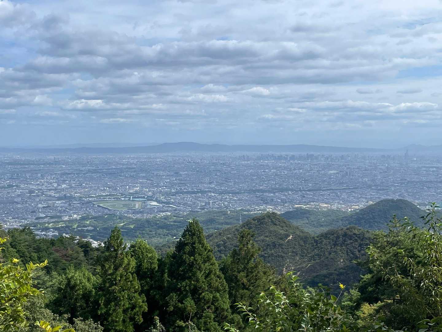 阪神競馬場と兜山