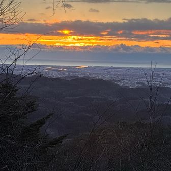 名取川の上の雲海から太陽が