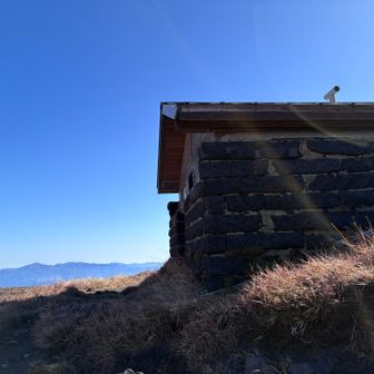 小屋の中は荒れ果てて寒そうでした