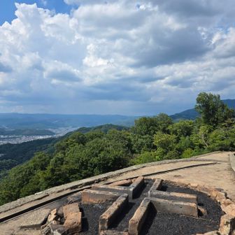 大の字の中心まで降りて
向こうは北山方面