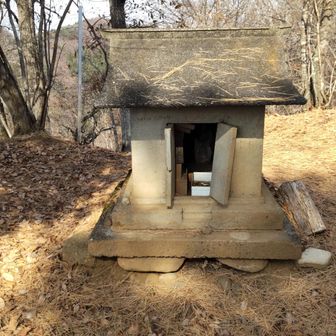 天神山から下がったところにある祠