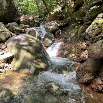 一休みしたので行きましょう。
中岩のゴーロ帯となる。