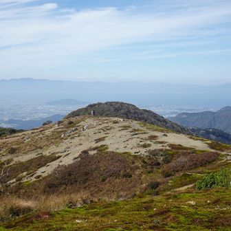 向こうに見えてるのは鈴ヶ岳⛰️
手前の丘からかなり下って登り返すので結構ハード😅