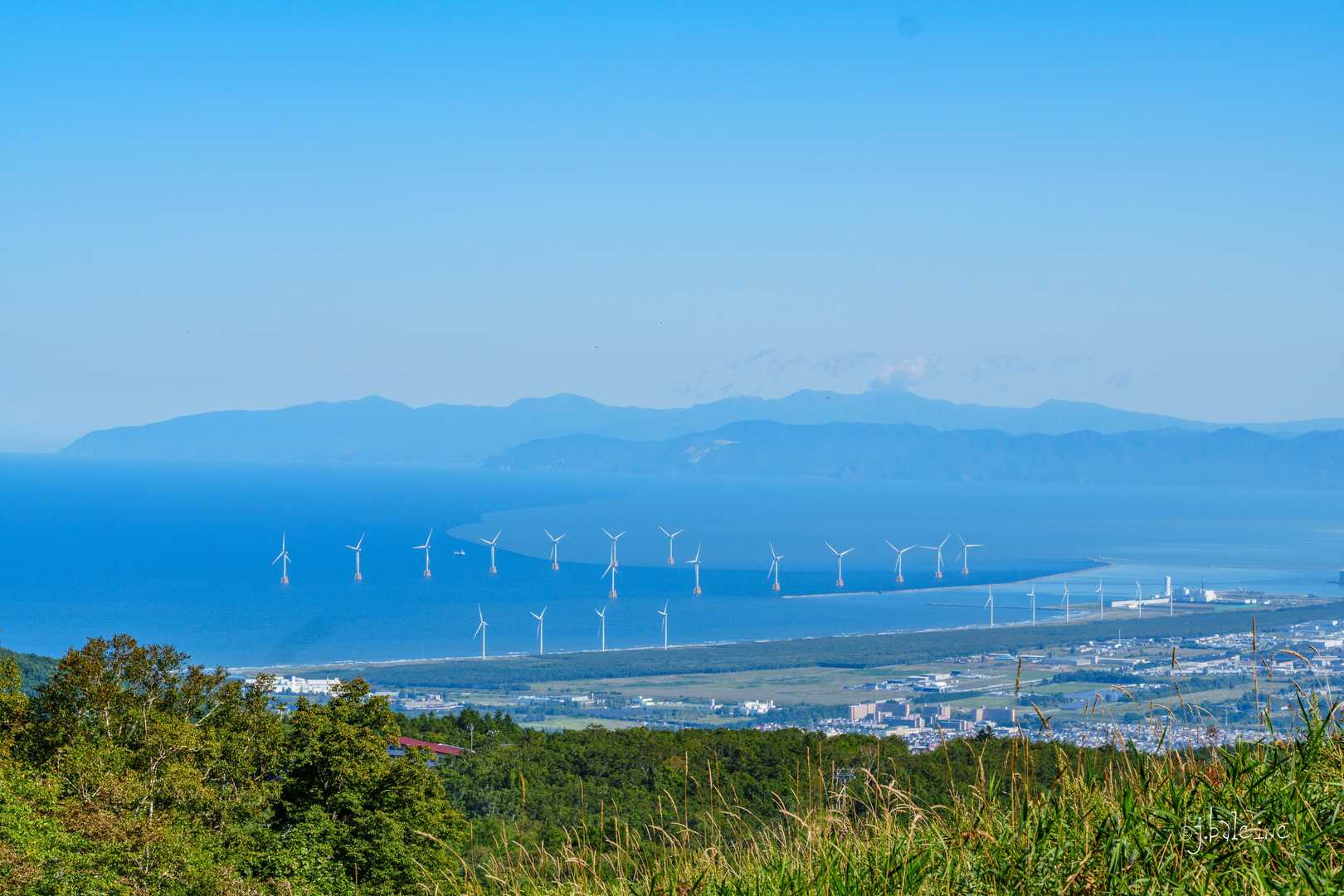 振り返って石狩湾の大規模の風力発電機。
景色にはなじまない。