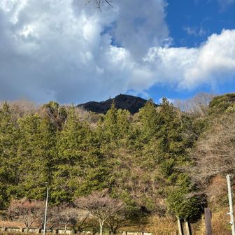 駐車場から、筑波山山頂が見えます。筑波山よ、しばらくさらば。