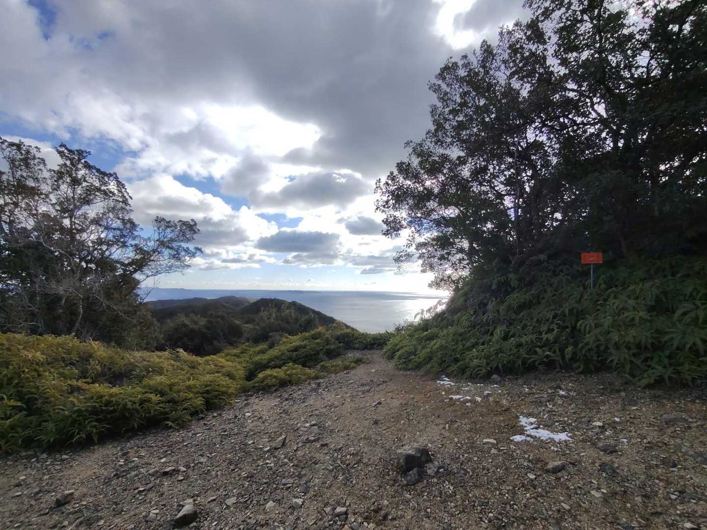 北峰の風景で、分岐点になります‼️