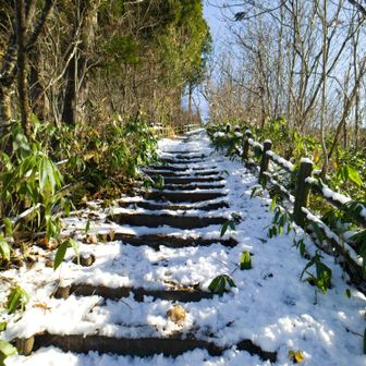 スパイク付きの長靴にストックに日焼け止めもと…