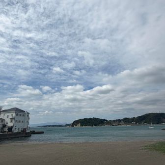 暫くすると海の景色が見えました
左手の建物は、葉山の有名所の一つ、マーレ・ド・チャヤ
ここで、2つ目のピーク旗立山を少し通り過ぎている事に気が付き、ほんの少しだけ戻りました