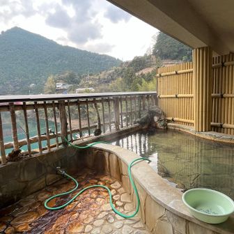 部屋に案内されましたが座ることなく速攻で3階の露天温泉へ。ボディソープと固形石鹸はありましたが、シャンプーリンスが無く、え？
でもまぁいっかと、あるもので髪を洗う。山小屋を思えばなんてもないんでね。疲れた足をよく揉んで。