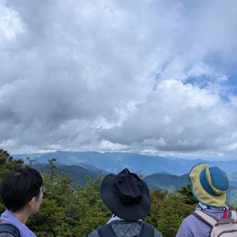 ピストン戻りの帝釈山山頂には多くの登山客が。
広くない山頂なので人口密度高めでしたが💦
来月山開きの会津駒ケ岳が見えます。
行きたいなぁ～