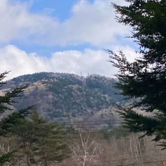 あら❗️
駐車場の手前で青空に😅
蛇峠山はあの山の向こう

今から行くか迷ったけど、もう気分は温泉になってたので🤭♨️