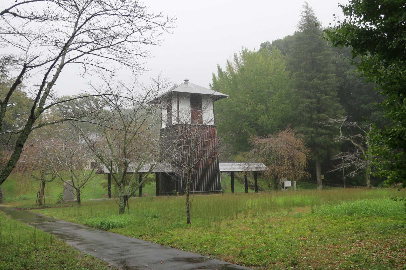 雨が強くなってきました。時の鐘楼。今も使われているのだそう。