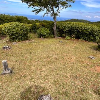 山上公苑最高点近くに柱の跡が残る