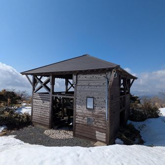東屋の下がトイレ。使えます！ありがたし。