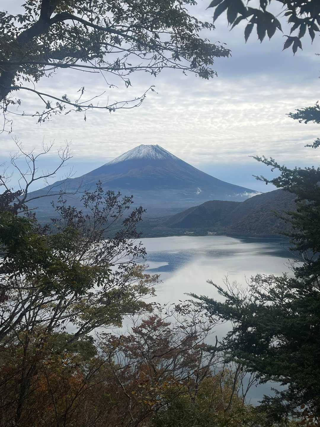 中ノ倉峠からの本栖湖と富士山