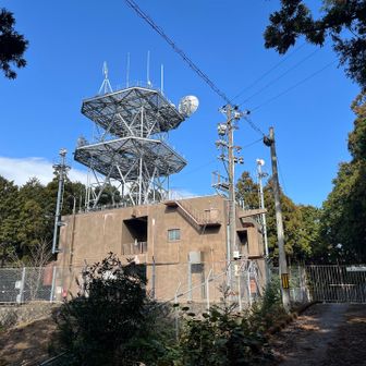 NTT行野浦無線中継所に至る