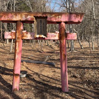 烏帽子岳の登山口に稲荷神社　お稲荷さんなので祠の写真は控えました