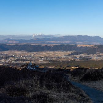 遠くにそびえ立つのは九重連山
いつか冬季にも訪れてみたいものです