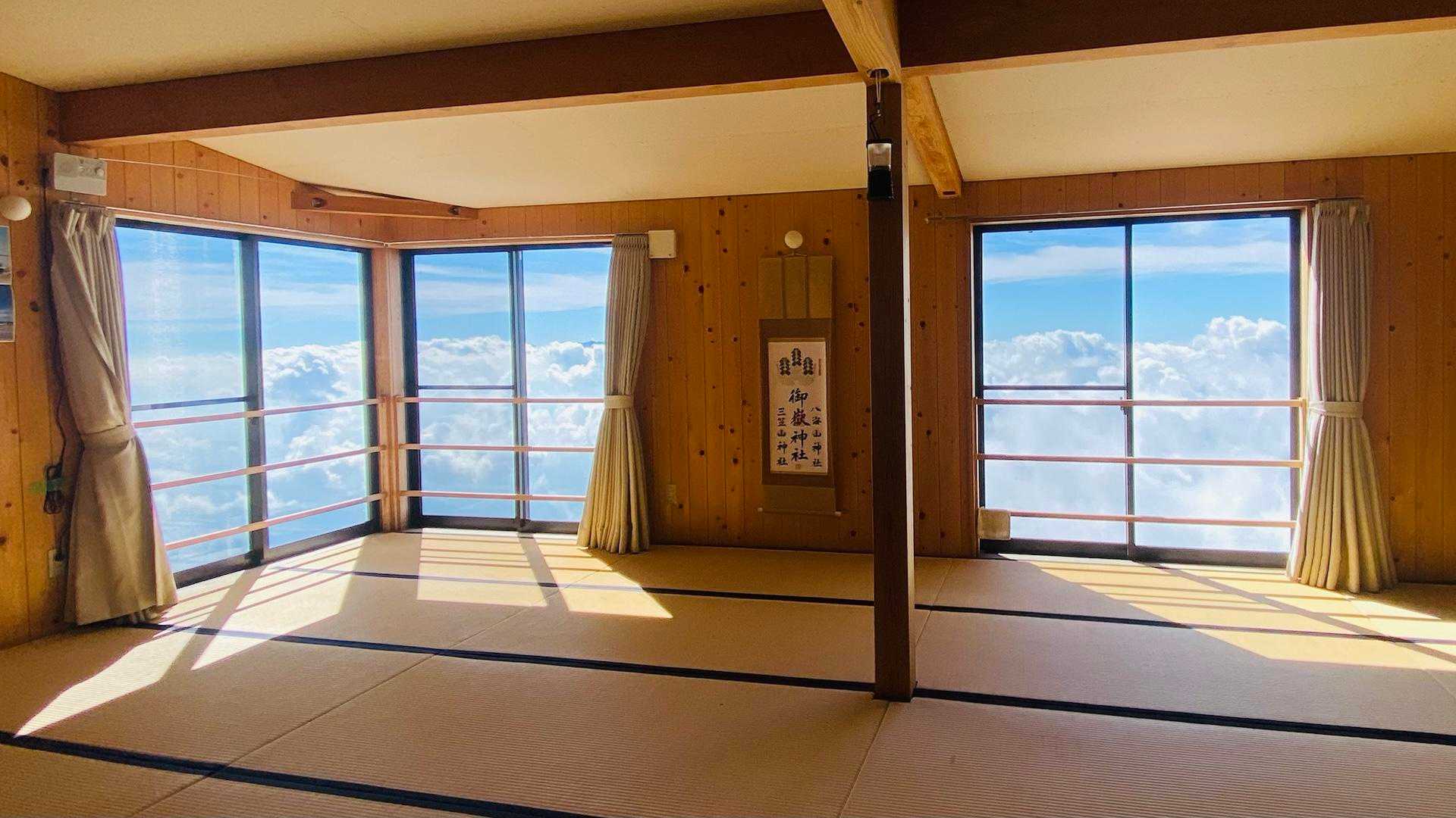 9号目の休憩施設。外が晴天で、雲が良い感じであったので、空中に浮いてる感じだった。