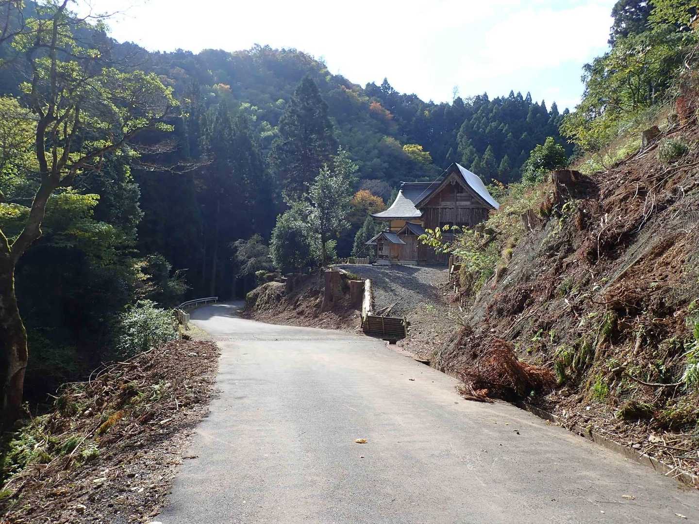 舗装道のロード歩きで200m以上の標高を下り、白鬚神社まで戻ってきました😀
期待通りの素晴らしい絶景だけでなく、東峰への登りで予想外にガッツリ登山も楽しむことができた良い山行でした😊