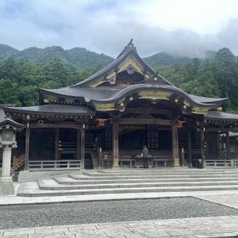 まずは弥彦神社でお参り