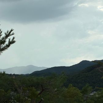 山頂広場の西端から愛宕山が見えます。
？ん？なんか雨が降ってる？