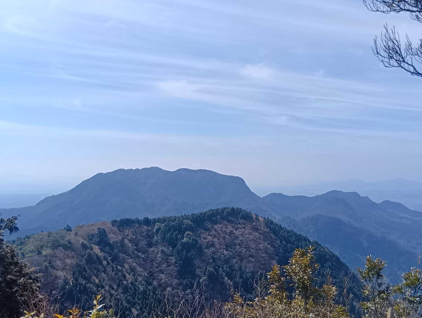 正面の展望は八方ヶ岳
他にも鞍岳や金峰山など肥後の山が展望できます