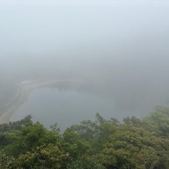 湧き上がるガスが　まるで生き物のように夜叉ヶ池を包み込んでいく瞬間　この　見えそうで見えない　幽玄な空気感こそ龍神伝説の舞台にふさわしい表情です　一期一会の山の景色に心が震えます