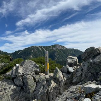 七倉岳山頂にはちらほら登山者さんが。
皆さん想像以上の快晴にご満悦でした！